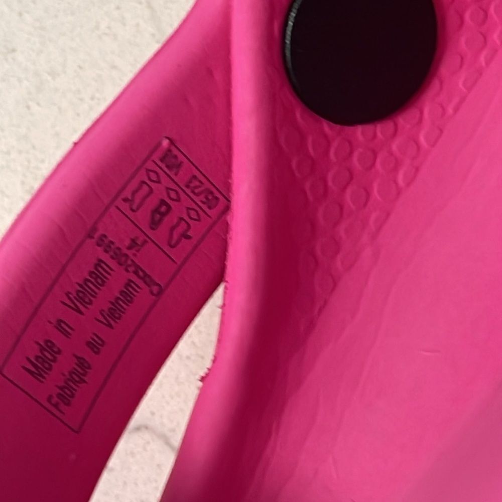 Crocs Classic Clog Size Junior 4 Pink , Barbie Pink, Bubble Gum Pink - Picture 8 of 16